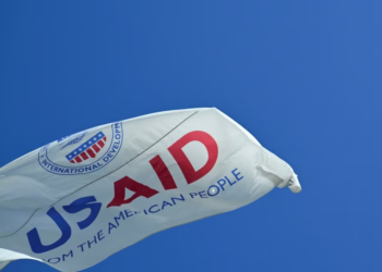 La bandera de USAID ondea fuera del edificio de USAID en Washington DC, EEUU, 1 de febrero de 2025