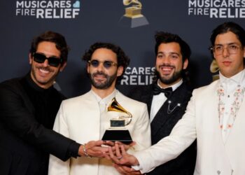 Los miembros de la banda venezolana Rawayana pasan con un premio Grammy tras ganar la categoría a mejor álbum latino de rock o música alternativa, en Los Ángeles, Estados Unidos, el 2 de febrero de 2025.