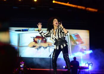 Carabobo: Karina cautivó a seguidores y cantó a todo pulmón, en medio de un torrencial aguacero en San Diego