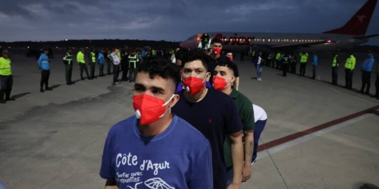 El Salvador: Bukele entregó a 252 los venezolanos detenidos en el CECOT