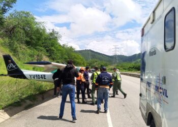 Miranda: Maniobra de emergencia finalizó con un aterrizaje forzoso sin lesionados en medio de una autopista
