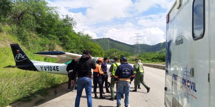 Miranda: Maniobra de emergencia finalizó con un aterrizaje forzoso sin lesionados en medio de una autopista