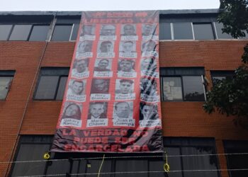 Caracas: encapuchados con armas de fuego asaltan la sede del CNP para llevarse una pancarta