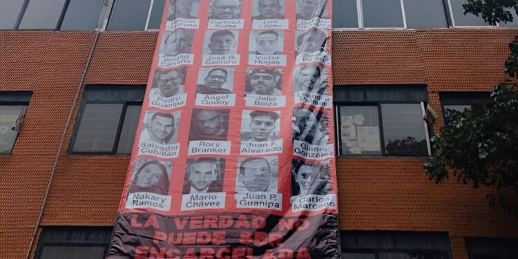 Caracas: encapuchados con armas de fuego asaltan la sede del CNP para llevarse una pancarta