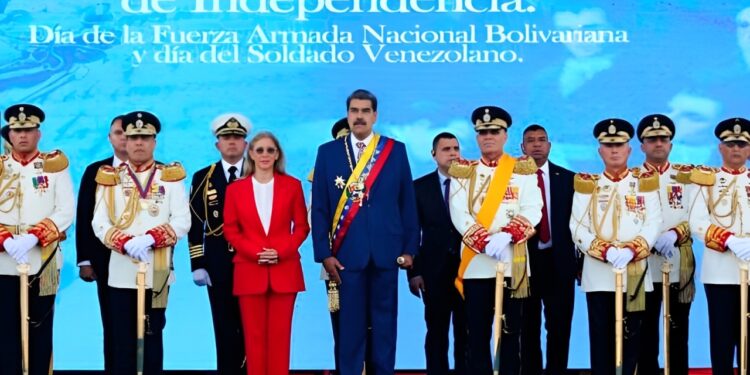 Maduro presenció acto con motivo del 214º aniversario de la Declaración de la Independencia y Día de la FANB