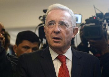 Colombia: Álvaro Uribe Vélez es condenado a 12 años de casa por cárcel