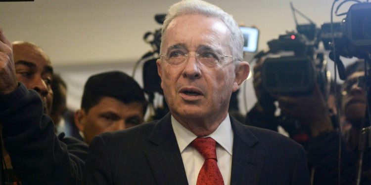 Colombia: Álvaro Uribe Vélez es condenado a 12 años de casa por cárcel