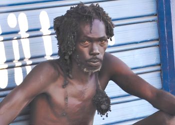 “Coca Cola”, el haitiano deambula desde casi veinte años en las calles de Puerto Cabello, estado Carabobo…
