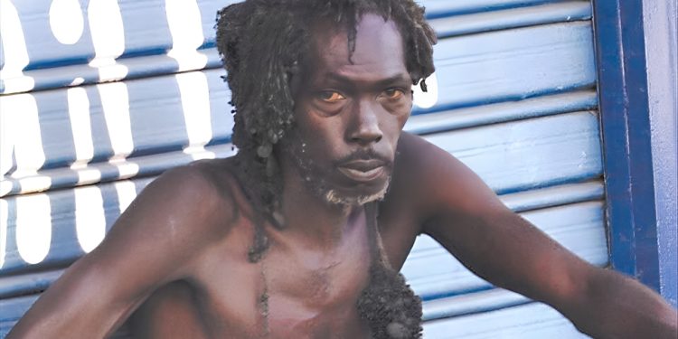 “Coca Cola”, el haitiano deambula desde casi veinte años en las calles de Puerto Cabello, estado Carabobo…