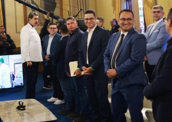 Maduro se sienta con alcaldes opositores en Miraflores en trabajo conjunto con los mandatarios locales