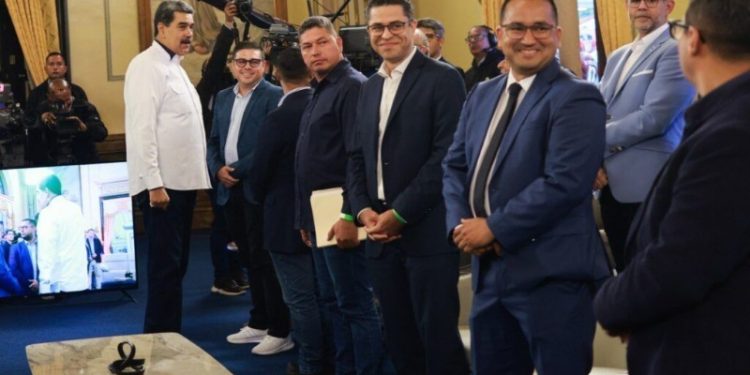 Maduro se sienta con alcaldes opositores en Miraflores en trabajo conjunto con los mandatarios locales