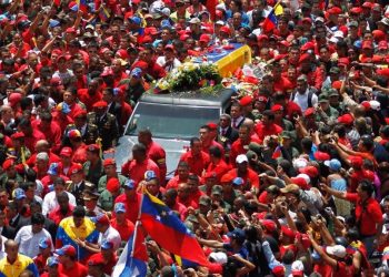 El atúd de Chávez envuelto en la bandera venezolana fue llevado del hospital donde murió hasta la Academia Militar.