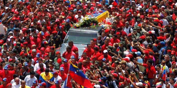 El atúd de Chávez envuelto en la bandera venezolana fue llevado del hospital donde murió hasta la Academia Militar.