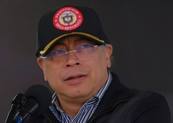 Colombia: Petro ordenó militarizar frontera con Venezuela en el Catatumbo presencia de buques de guerra de EE.UU.