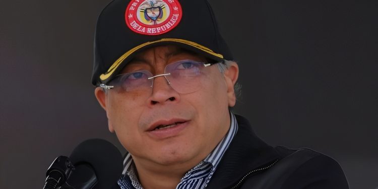 Colombia: Petro ordenó militarizar frontera con Venezuela en el Catatumbo presencia de buques de guerra de EE.UU.