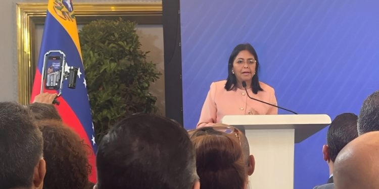 Maduro firma decreto de conmoción exterior para enfrentar posibles agresiones de EE.UU.
