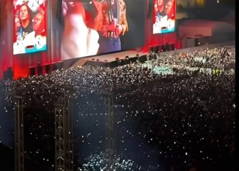 El Zócalo de México se llenó para revivir el histórico concierto de Juan Gabriel en Bellas Artes (+ Video)