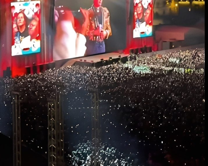 El Zócalo de México se llenó para revivir el histórico concierto de Juan Gabriel en Bellas Artes (+ Video)