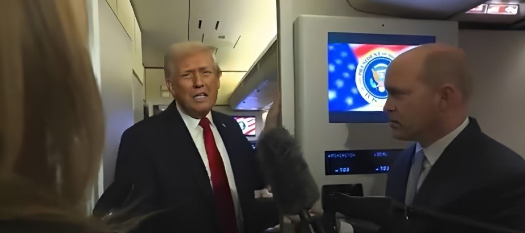 El presidente estadounidense Donald Trump a periodistas en una declaración ofrecida a bordo del Air Force One.