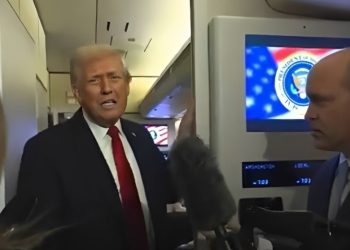 El presidente estadounidense Donald Trump a periodistas en una declaración ofrecida a bordo del Air Force One.