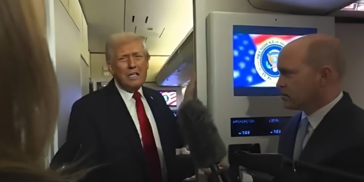 El presidente estadounidense Donald Trump a periodistas en una declaración ofrecida a bordo del Air Force One.