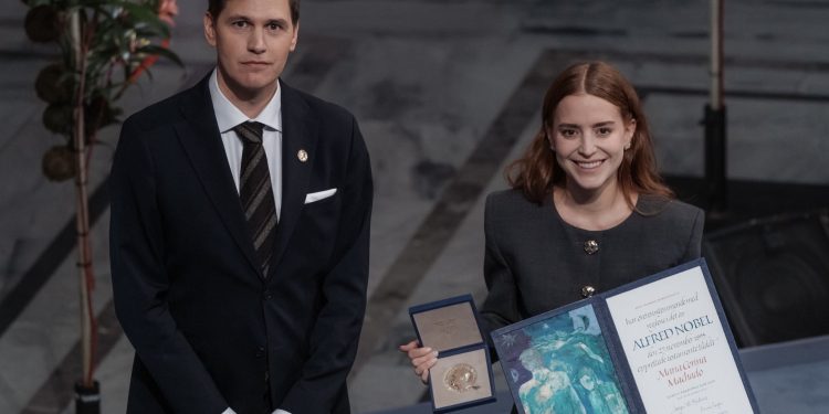 Oslo: María Corina Machado ausente en la ceremonia, su hija Ana Corina recibió el Nobel de la Paz 2025