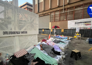 Madres colapsan tras 40 horas de Huelga de Hambre por Presos Políticos frente a Zona 7