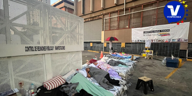 Madres colapsan tras 40 horas de Huelga de Hambre por Presos Políticos frente a Zona 7