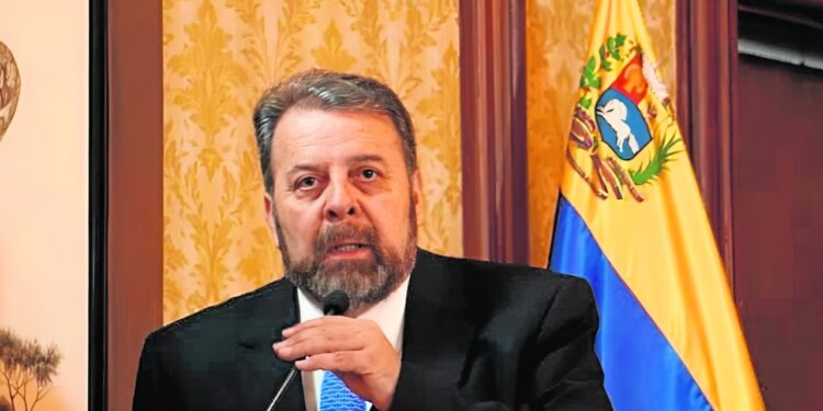 Timoteo Zambrano: «no existe ausencia absoluta del presidente en ejercicio Nicolás Maduro»