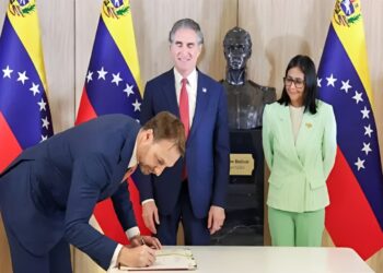 Presidenta encargada Delcy Rodríguez firma acuerdos con Shell en compañía del secretario de Interior de EEUU