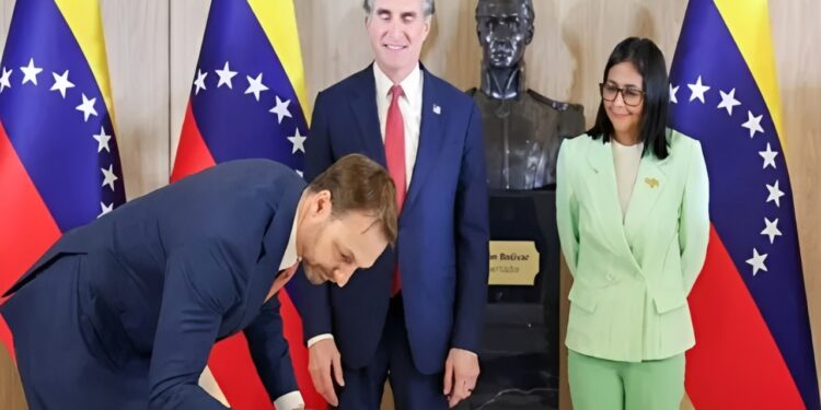 Presidenta encargada Delcy Rodríguez firma acuerdos con Shell en compañía del secretario de Interior de EEUU