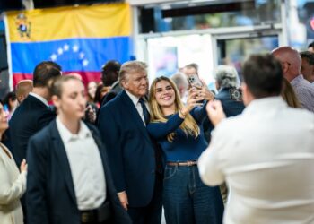 Las 5 Principales Noticias de Venezuela Hoy: Trump visitó El restaurant El Arepazo del Doral, trabajadores tienen 4 años con el salario mínimo congelado, hoy son 0,30 centavos de $. Y MÁS…