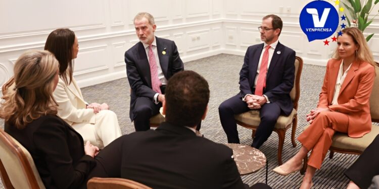 En el marco de las actividades por la toma de posesión de José Antonio Kast en Chile, María Corina Machado sostuvo un encuentro con el rey Felipe VI de España,