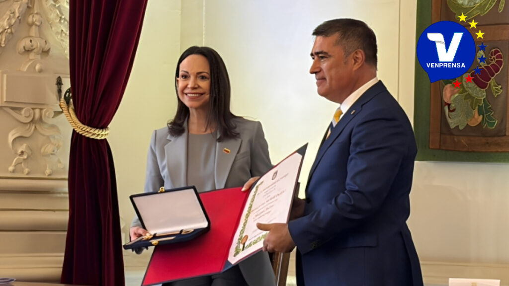 El burgomaestre de la ciudad capital de Chile Mario Desbordes, reconoció el liderazgo de la Premio Nobel de la Paz y líder de la oposición venezolana a través de este gesto simbólico en nombre de todos los chilenos que le admiran y valoran su empeños y trabajo en pro de la paz y la democracia de Venezuela y el mundo. Imágen Vocería Oficial VE.- Santiago de Chile 12 de marzo 2026
