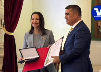 El burgomaestre de la ciudad capital de Chile Mario Desbordes, reconoció el liderazgo de la Premio Nobel de la Paz y líder de la oposición venezolana a través de este gesto simbólico en nombre de todos los chilenos que le admiran y valoran su empeños y trabajo en pro de la paz y la democracia de Venezuela y el mundo. Imágen Vocería Oficial VE.- Santiago de Chile 12 de marzo 2026
