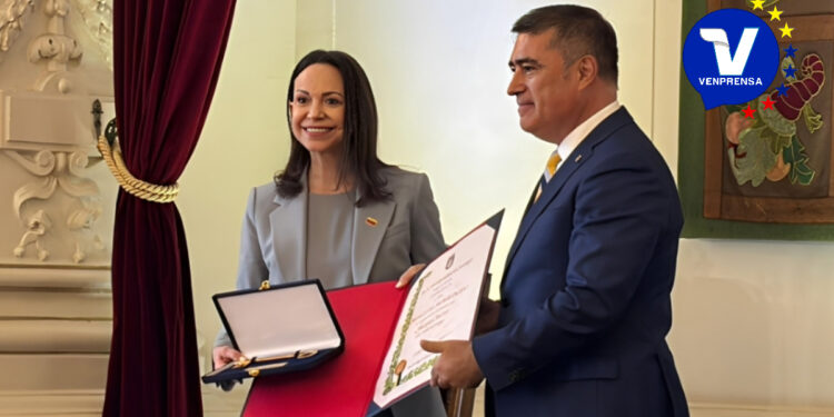 El burgomaestre de la ciudad capital de Chile Mario Desbordes, reconoció el liderazgo de la Premio Nobel de la Paz y líder de la oposición venezolana a través de este gesto simbólico en nombre de todos los chilenos que le admiran y valoran su empeños y trabajo en pro de la paz y la democracia de Venezuela y el mundo. Imágen Vocería Oficial VE.- Santiago de Chile 12 de marzo 2026