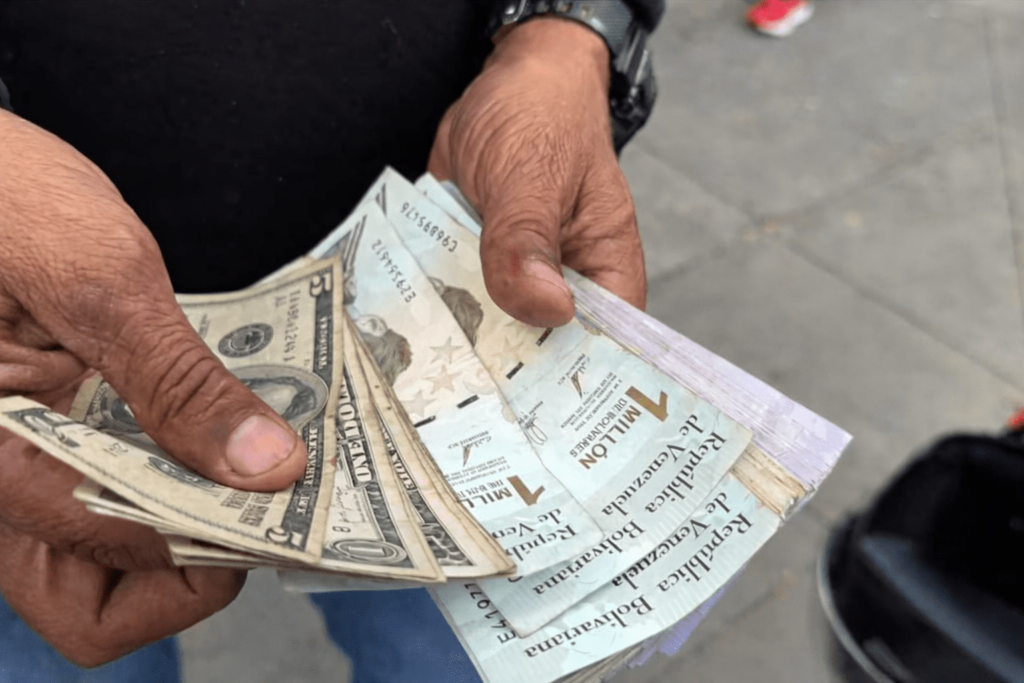 El salario mínimo base en Venezuela no llega hoy a los 6,1 dólares mensuales al cambio.