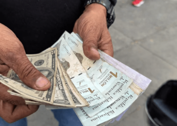 El salario mínimo base en Venezuela no llega hoy a los 6,1 dólares mensuales al cambio.