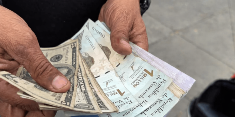 El salario mínimo base en Venezuela no llega hoy a los 6,1 dólares mensuales al cambio.