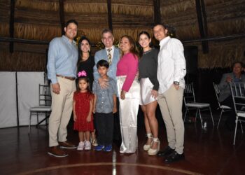 El cumpleañero junto a su familia Foto: Pedro Pinilla