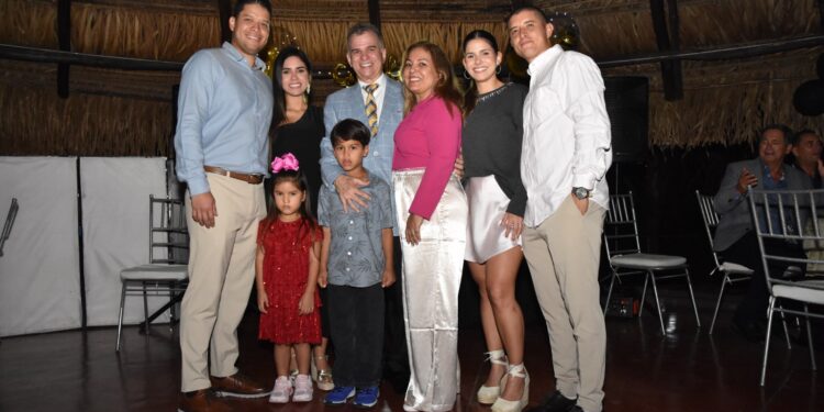 El cumpleañero junto a su familia Foto: Pedro Pinilla