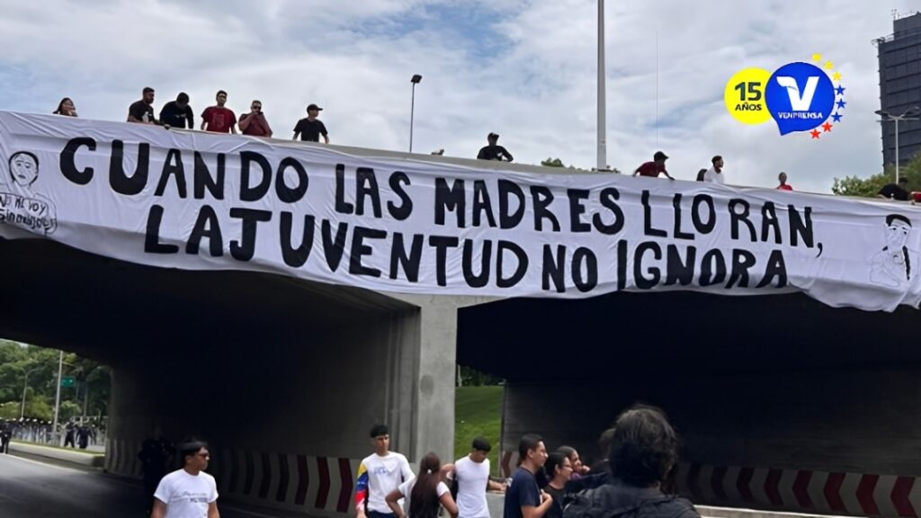 Estudiantes de la UCV trancaron la autopista Francisco Fajardo para exigir la liberación de todos los presos políticos este miércoles 13 de mayo de 2026-Imágen Cortesía ; Viva la UCV.