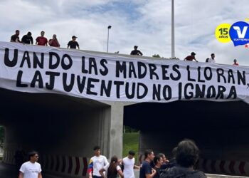 Estudiantes de la UCV trancaron la autopista Francisco Fajardo para exigir la liberación de todos los presos políticos este miércoles 13 de mayo de 2026-Imágen Cortesía ; Viva la UCV.