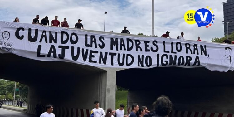 Estudiantes de la UCV trancaron la autopista Francisco Fajardo para exigir la liberación de todos los presos políticos este miércoles 13 de mayo de 2026-Imágen Cortesía ; Viva la UCV.