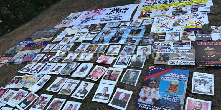 Caracas:Vigilia de familiares de presos políticos frente a la Embajada de Estados Unidos sobrepasa las 72 horas