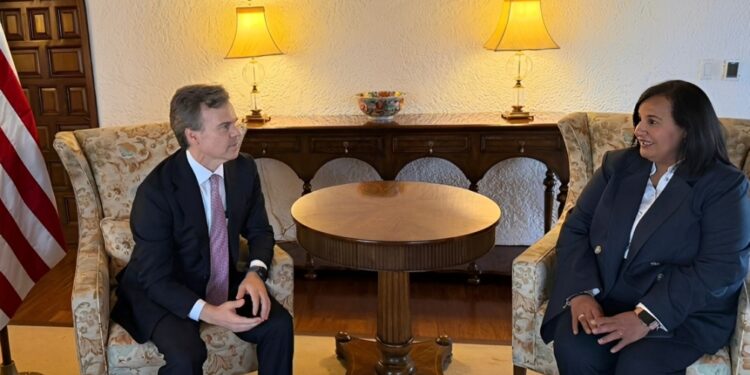 Embajador Barrett recibe a la Presidenta de la Asamblea Nacional de Venezuela (2015) Dinorah Figuera