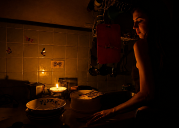 ¿cómo hacemos para comer, si tenemos el gas trancado hasta que nos revisen las fugas, y Corpoelec hace racionamientos entre seis y siete horas en el norte de Valencia