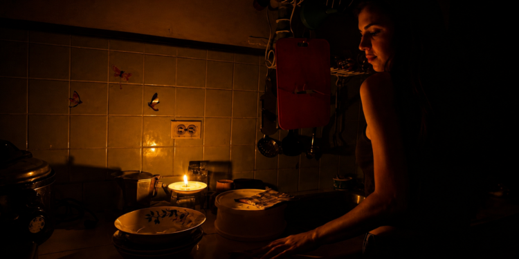 ¿cómo hacemos para comer, si tenemos el gas trancado hasta que nos revisen las fugas, y Corpoelec hace racionamientos entre seis y siete horas en el norte de Valencia