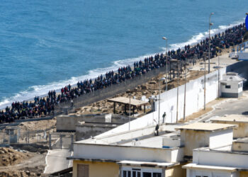 España: Reportan a miles de migrantes ilegales de África tomando por asalto la frontera del enclave español de Ceuta desde Marruecos (Video)