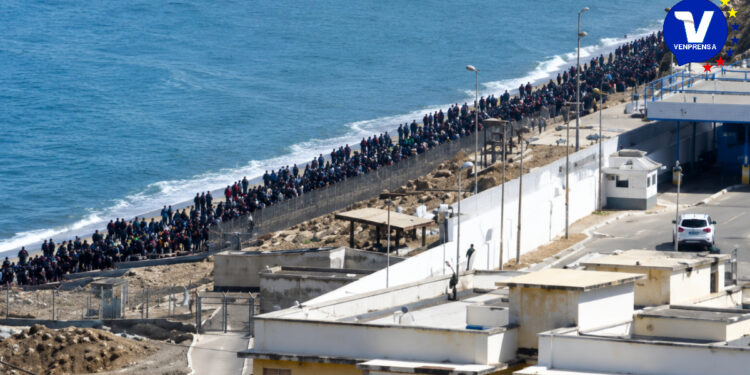 España: Reportan a miles de migrantes ilegales de África tomando por asalto la frontera del enclave español de Ceuta desde Marruecos (Video)
